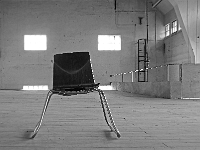 p9180042 sw f 1  ein stuhl im gaswerk augsburg